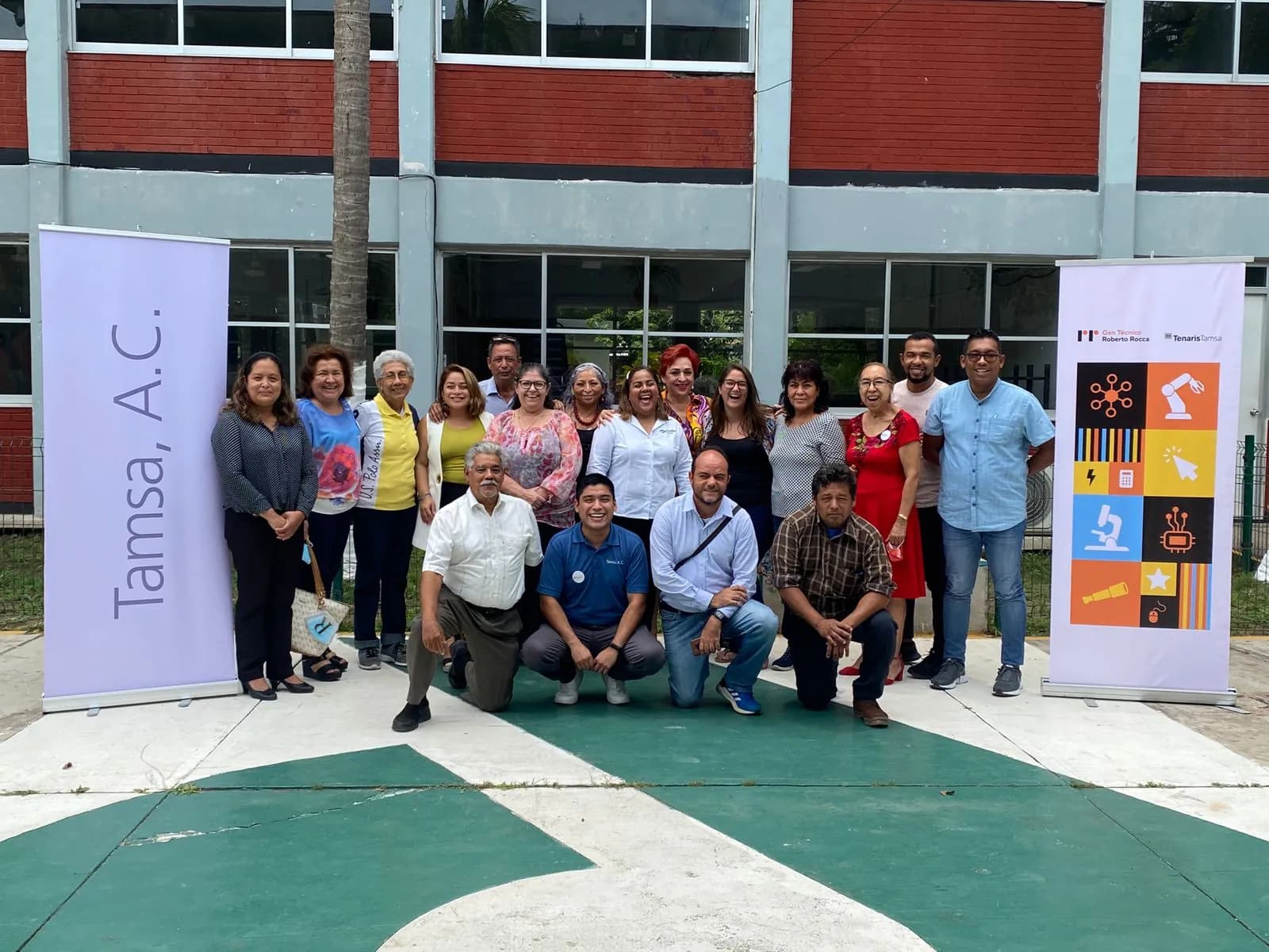 Docentes e instituciones reunidas en un encuentro en México