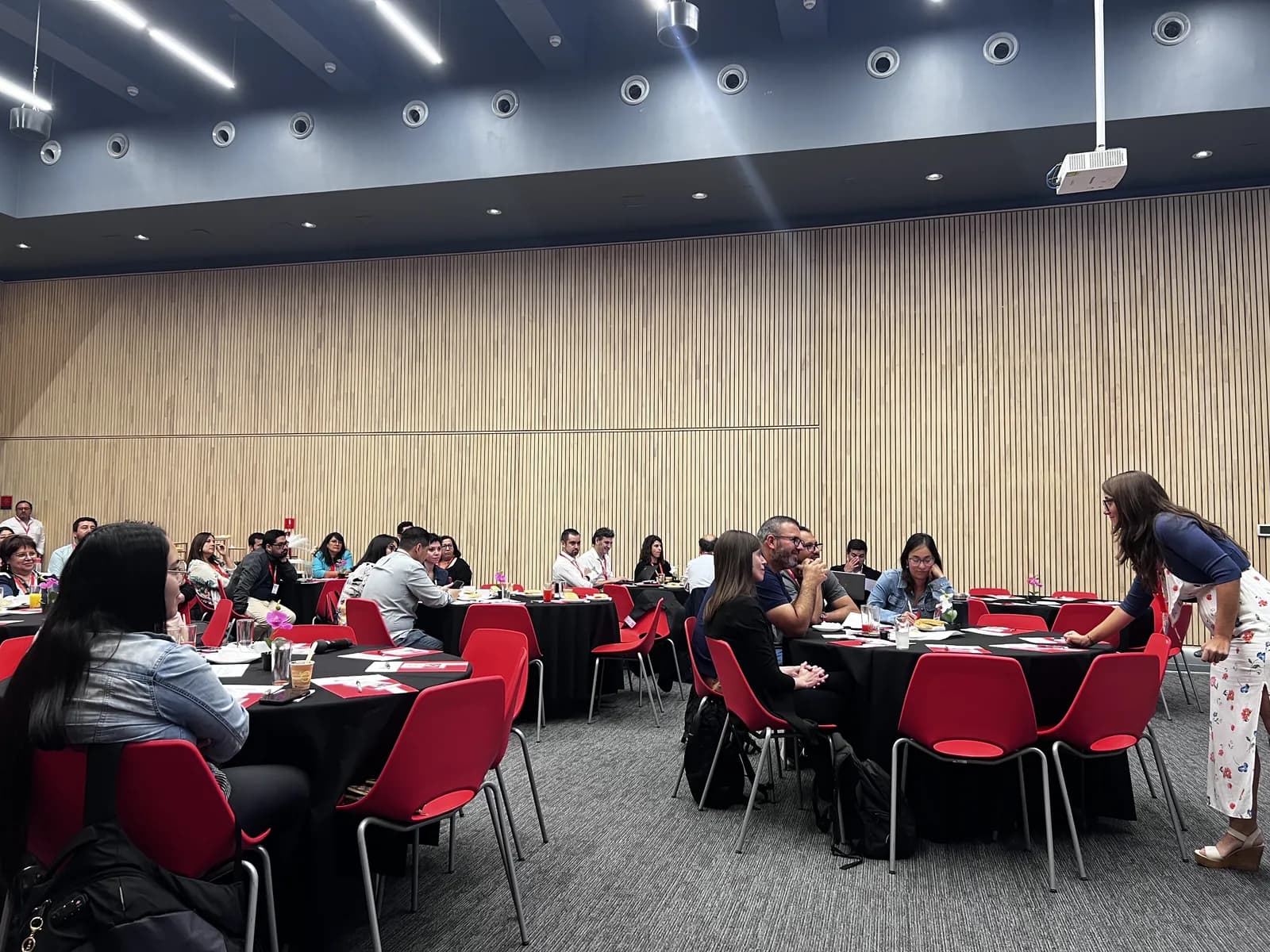Encuentro de formación docente con mesas de trabajo
