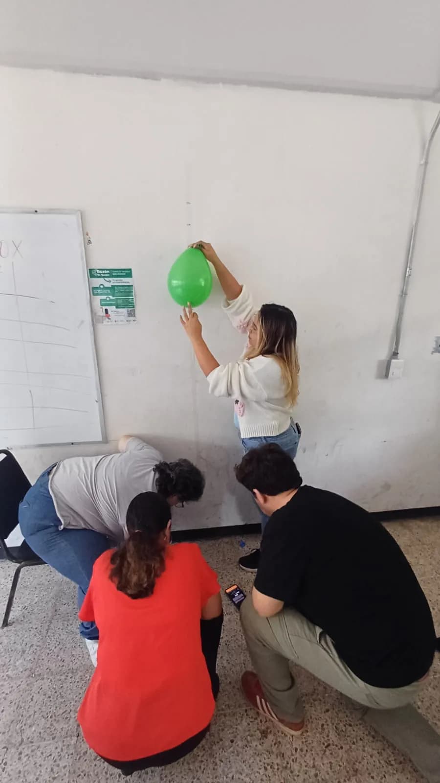 Docentes miden alturas con globos durante un taller